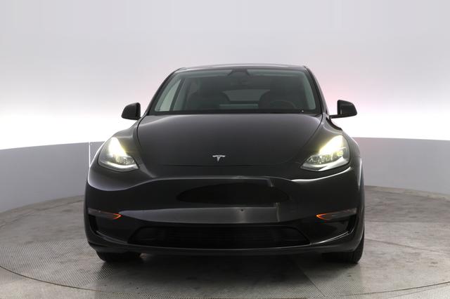 2025 Tesla Model Y — photo 9 of 21