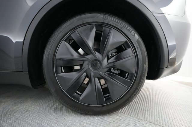 2025 Tesla Model Y — photo 16 of 21