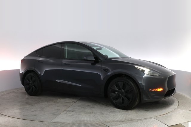 2025 Tesla Model Y — photo 11 of 21