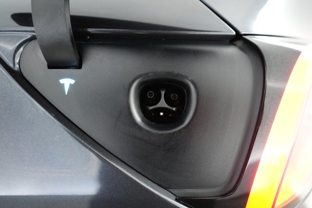2025 Tesla Model Y — photo 8 of 21