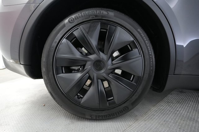 2025 Tesla Model Y — photo 17 of 21