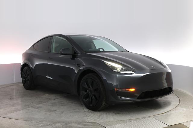 2025 Tesla Model Y — photo 10 of 21