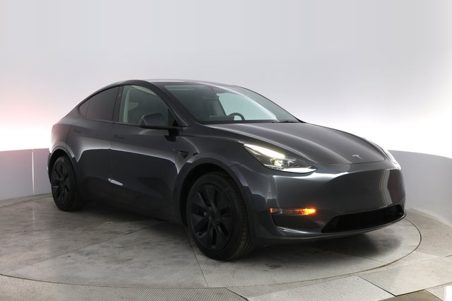 2025 Tesla Model Y — photo 10 of 21