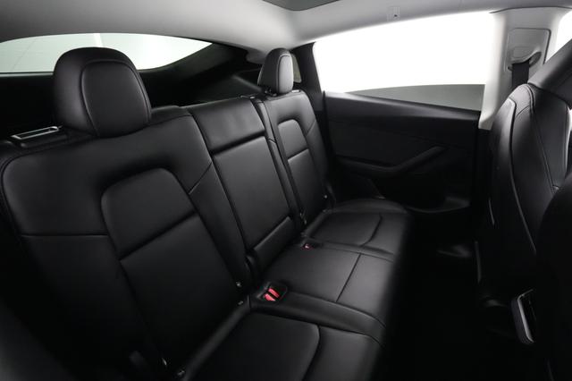 2025 Tesla Model Y — photo 4 of 21