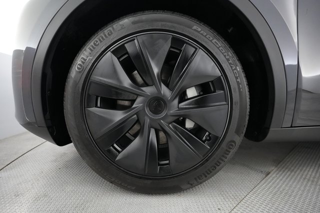 2025 Tesla Model Y — photo 15 of 21