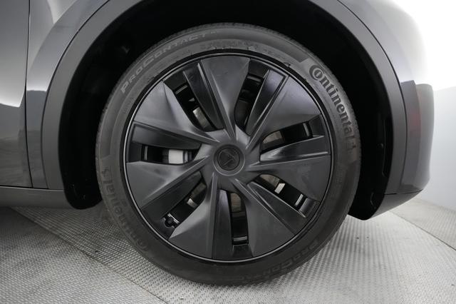 2025 Tesla Model Y — photo 7 of 21