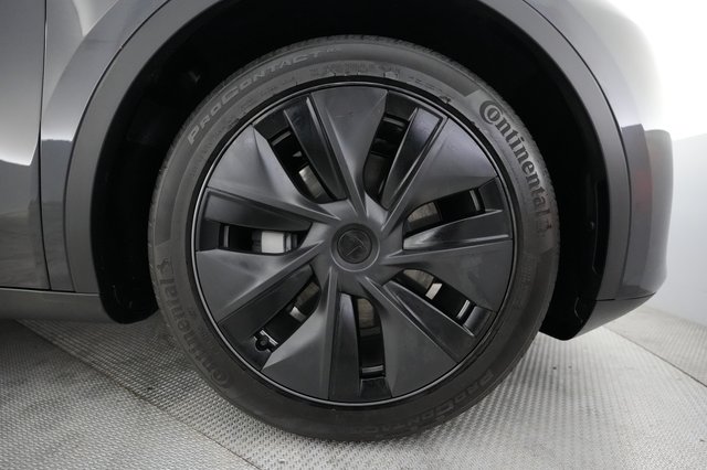 2025 Tesla Model Y — photo 7 of 21
