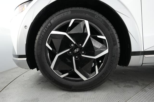 2024 Hyundai IONIQ 5 — photo 7 of 23