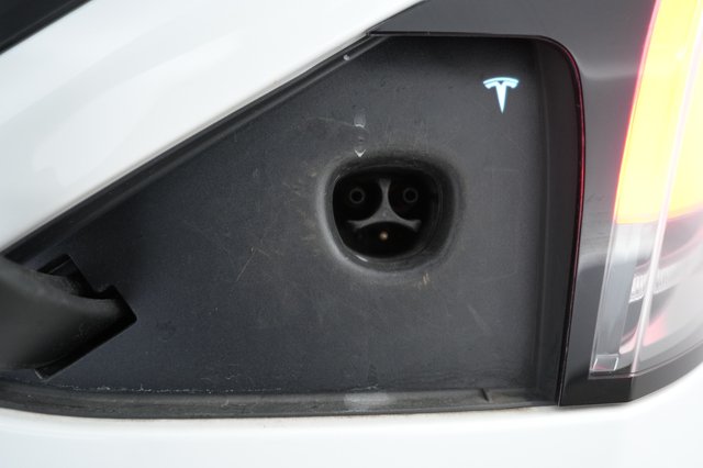 2022 Tesla Model X — photo 8 of 22