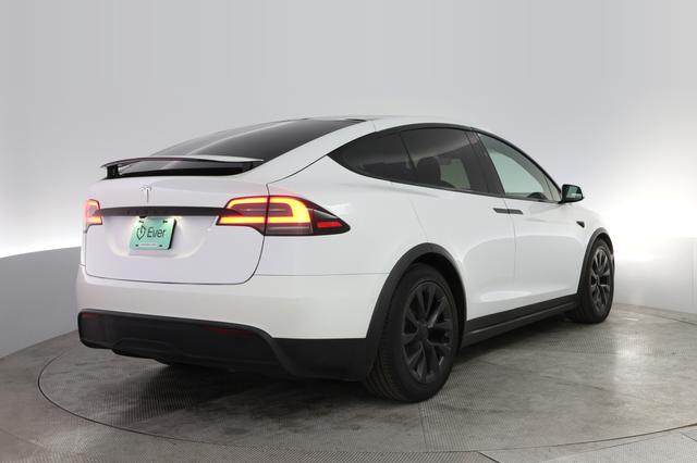 2022 Tesla Model X — photo 2 of 22