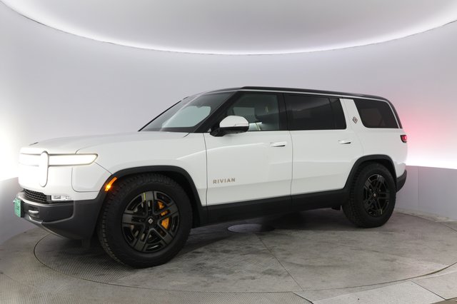2023 Rivian R1S — photo 14 of 21
