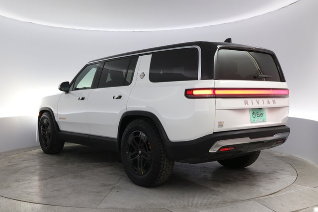 2023 Rivian R1S — photo 13 of 21