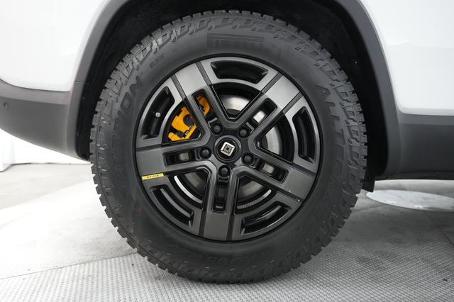 2023 Rivian R1S — photo 7 of 21