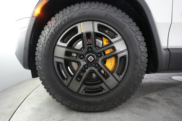 2023 Rivian R1S — photo 16 of 21