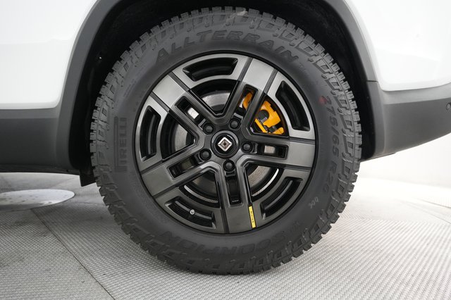 2023 Rivian R1S — photo 17 of 21
