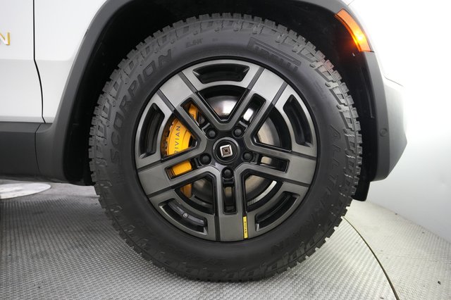 2023 Rivian R1S — photo 15 of 21