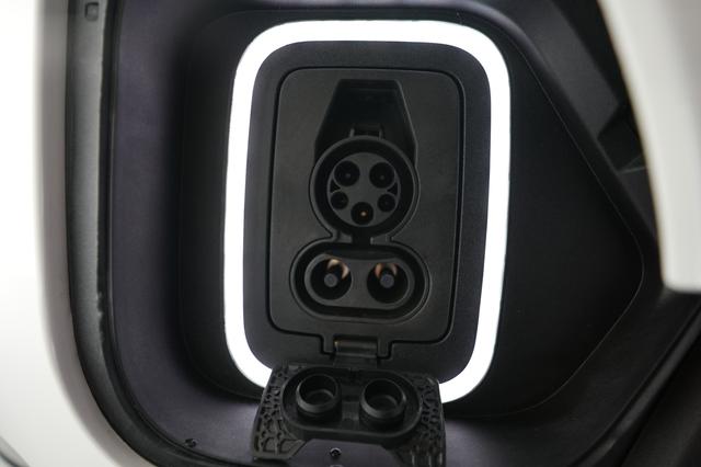 2023 Rivian R1S — photo 8 of 21