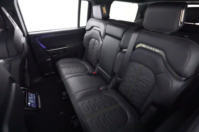 2023 Rivian R1S — photo 18 of 21