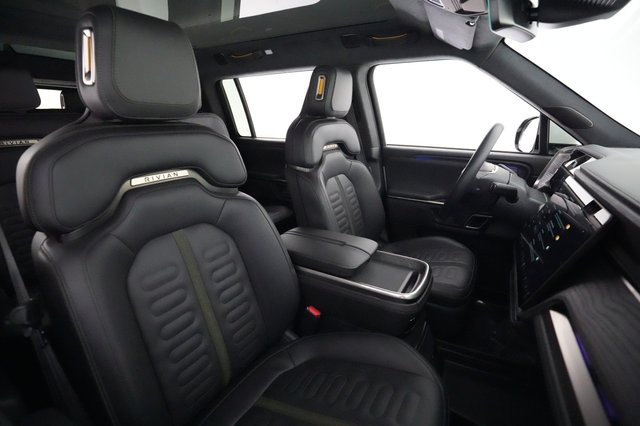 2023 Rivian R1S — photo 19 of 21