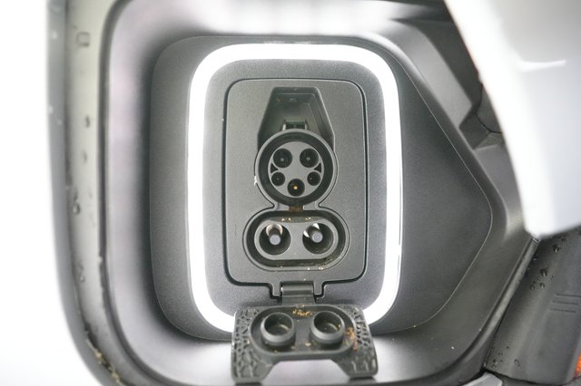 2023 Rivian R1T — photo 8 of 21