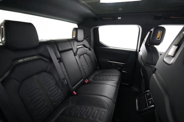 2023 Rivian R1T — photo 4 of 21