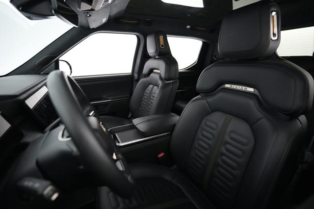 2023 Rivian R1T — photo 3 of 21