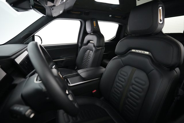 2023 Rivian R1T — photo 3 of 21