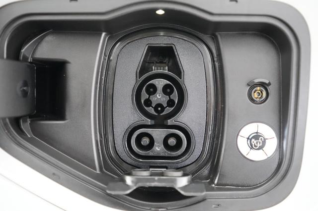 2024 Ford F-150 Lightning — photo 8 of 15