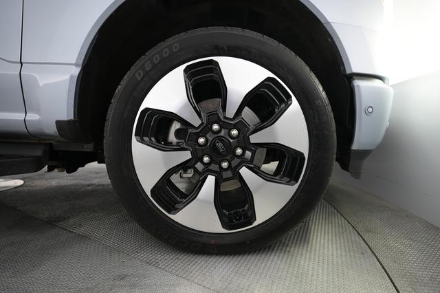 2022 Ford F-150 Lightning — photo 7 of 15