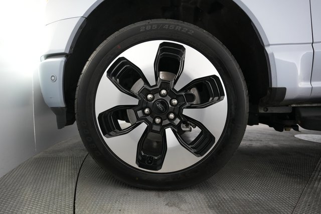 2022 Ford F-150 Lightning — photo 10 of 15