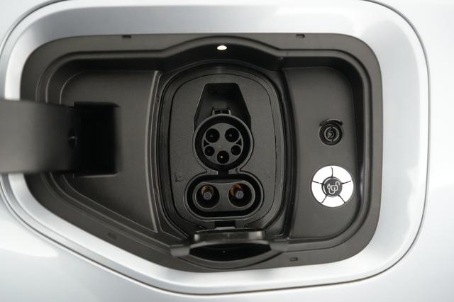 2022 Ford F-150 Lightning — photo 8 of 15
