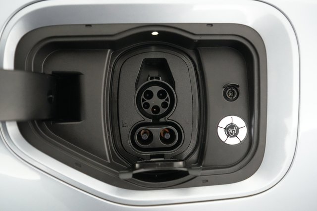 2022 Ford F-150 Lightning — photo 8 of 15