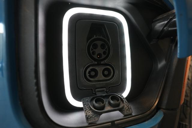 2023 Rivian R1S — photo 8 of 23