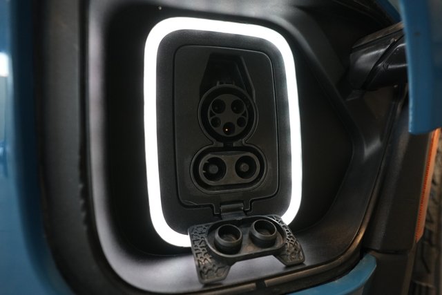 2023 Rivian R1S — photo 8 of 23