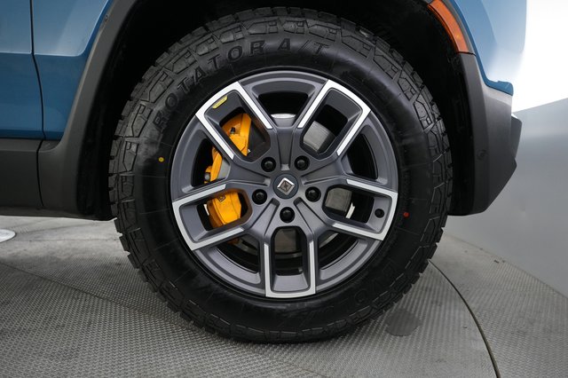2023 Rivian R1S — photo 17 of 23