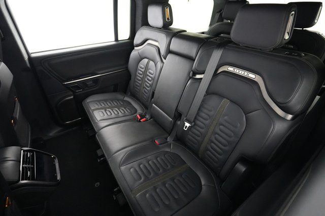 2023 Rivian R1S — photo 19 of 23