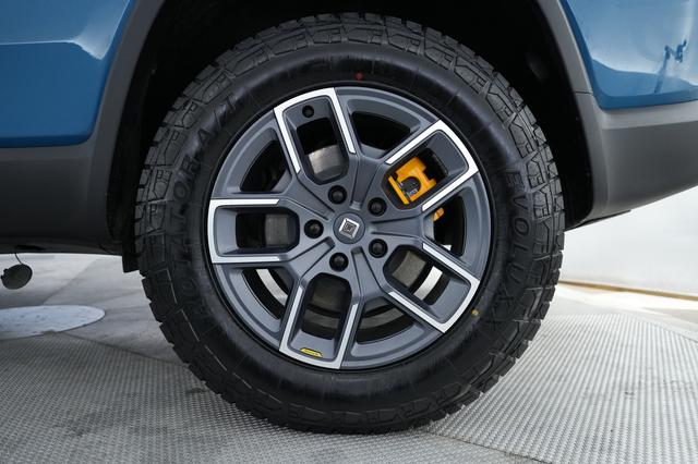 2023 Rivian R1S — photo 7 of 23