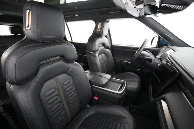 2023 Rivian R1S — photo 18 of 23