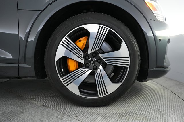 2022 Audi e-tron — photo 17 of 20
