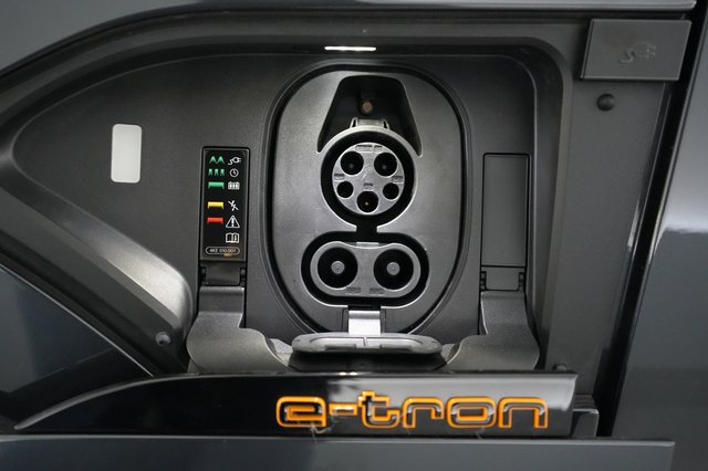 2022 Audi e-tron — photo 8 of 20