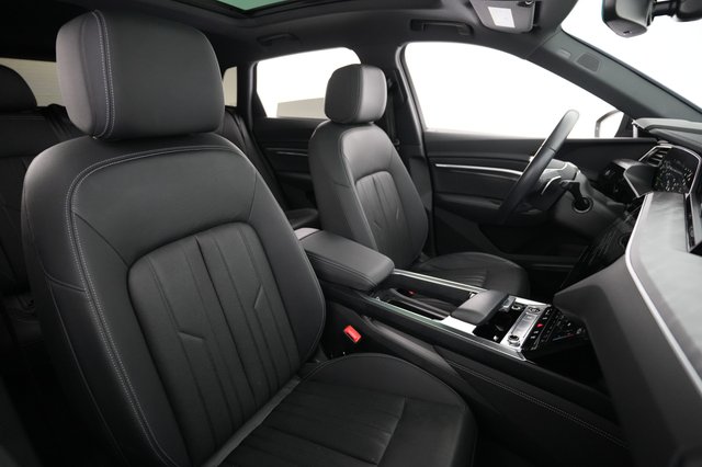 2022 Audi e-tron — photo 18 of 20