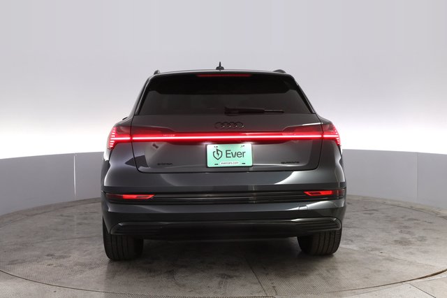 2022 Audi e-tron — photo 12 of 20