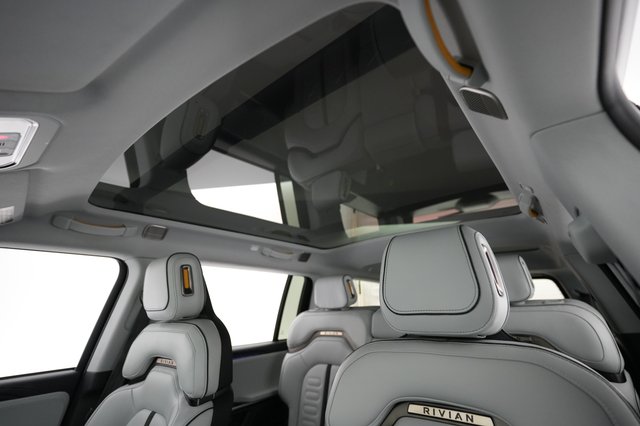 2025 Rivian R1S — photo 21 of 24