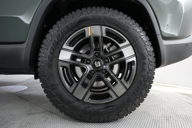 2025 Rivian R1S — photo 15 of 24