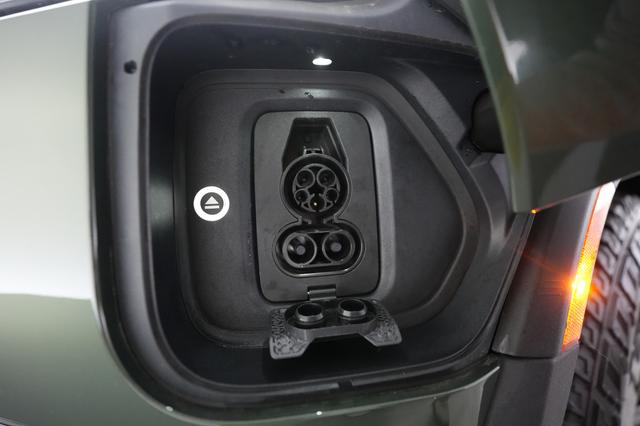2025 Rivian R1S — photo 8 of 24