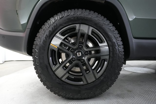 2025 Rivian R1S — photo 17 of 24