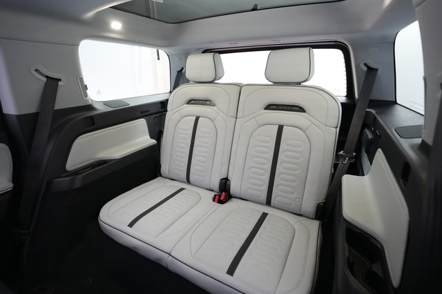 2025 Rivian R1S — photo 20 of 24