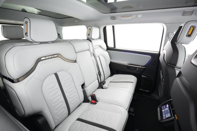 2025 Rivian R1S — photo 4 of 24