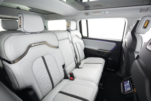 2025 Rivian R1S — photo 4 of 24