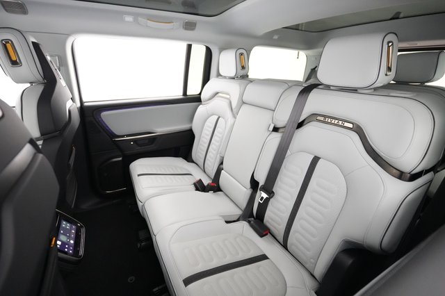 2025 Rivian R1S — photo 18 of 24